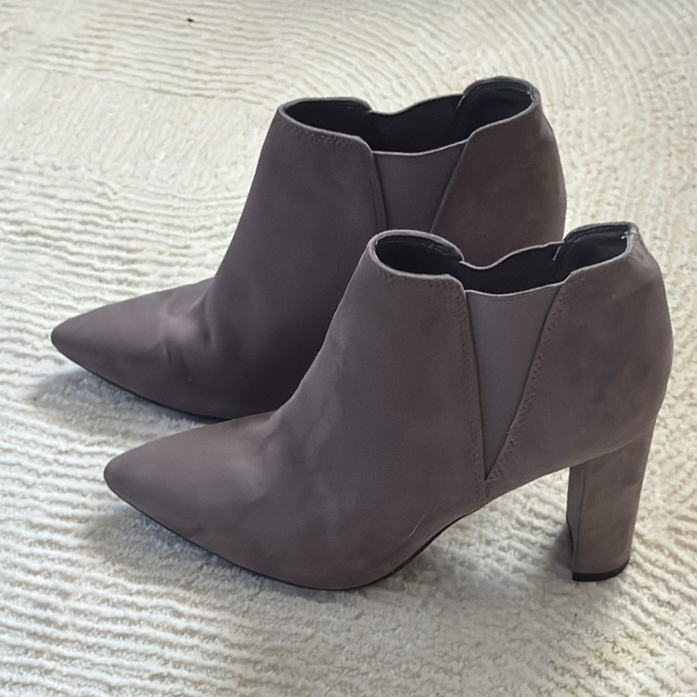 Marc Fisher gray Kalita‎ ankle boots pointed toe faux suede pull on heels Sz 7